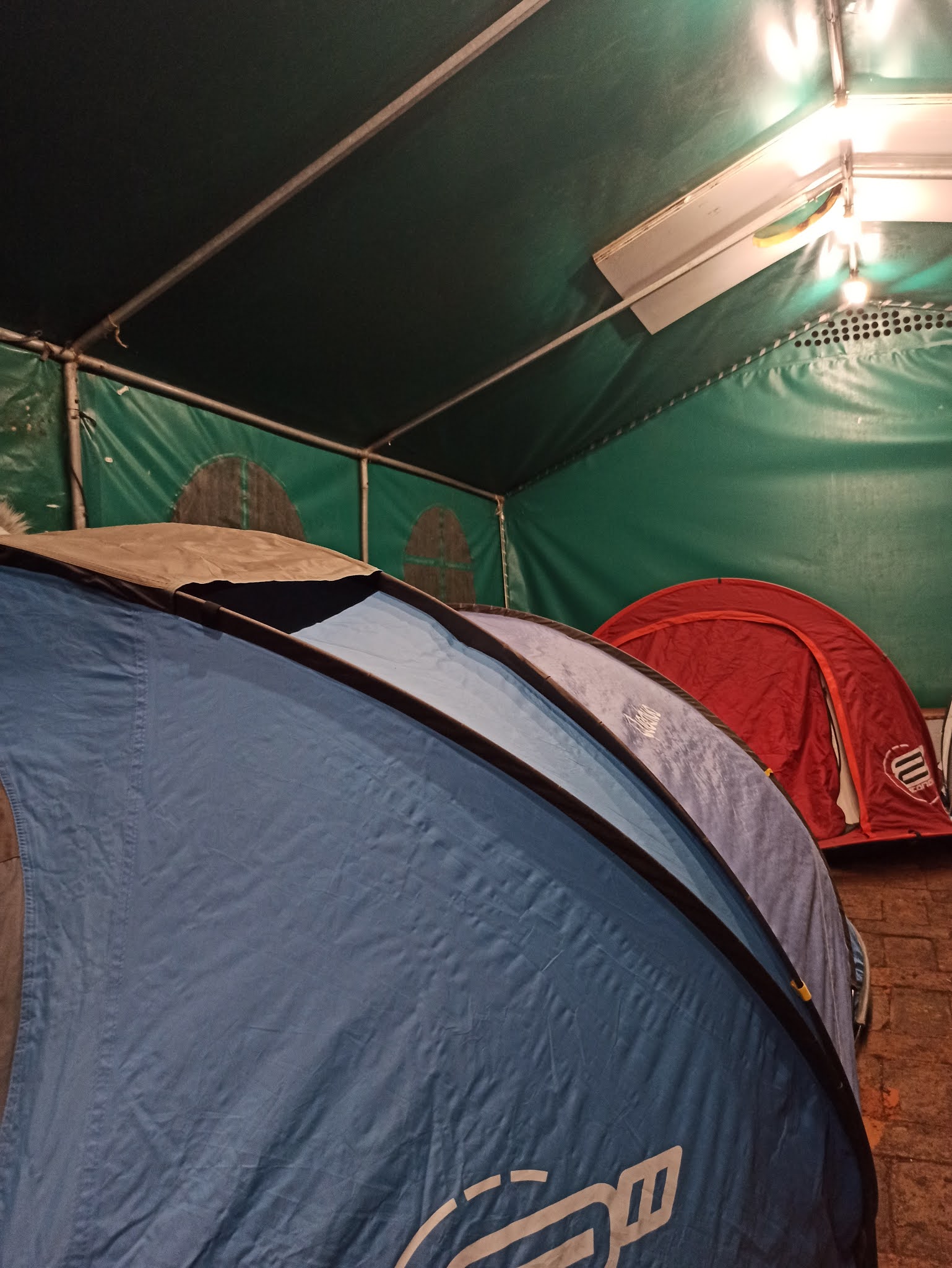 Namioty rozstawione w dużym biesiadnym namiocie. Sposób na marcowe zimno i wiatr na zewnątrz.