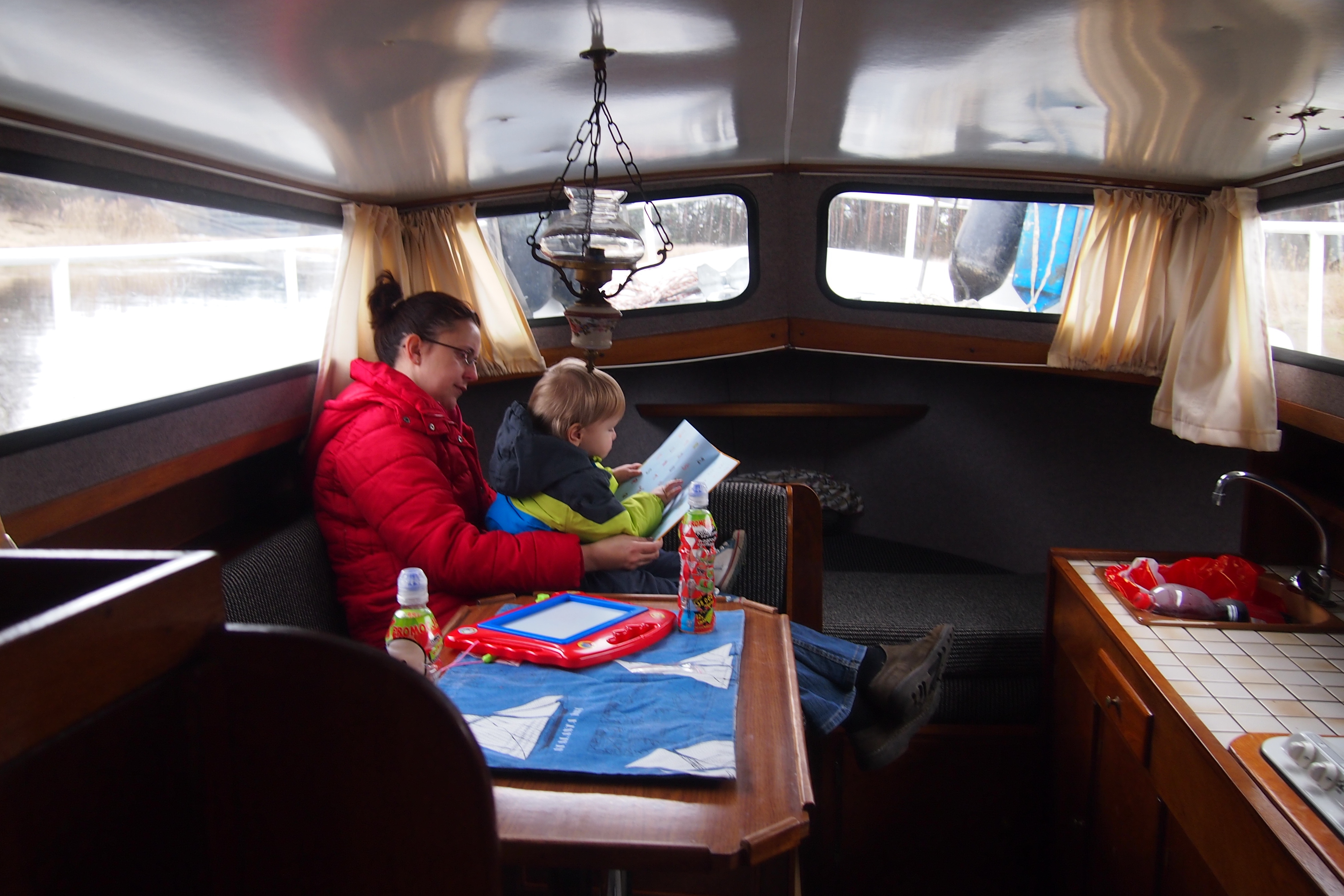 nocleg na łodzi Statera w Obornikach. Na zdjęciu mama z dzieckiem czytający bajki