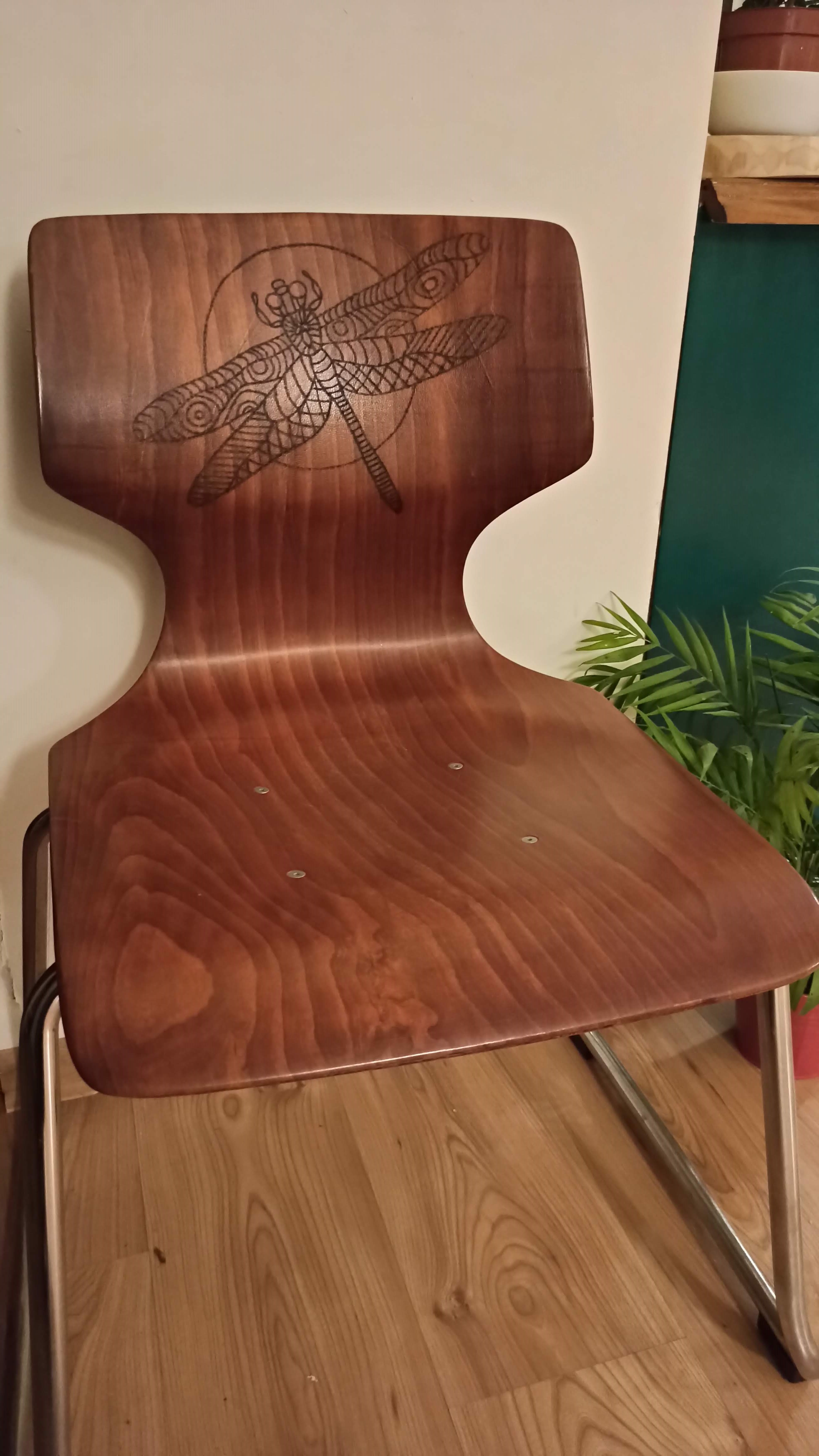 Odnowione krzesło z ważką wykonaną metodą pirografii. 