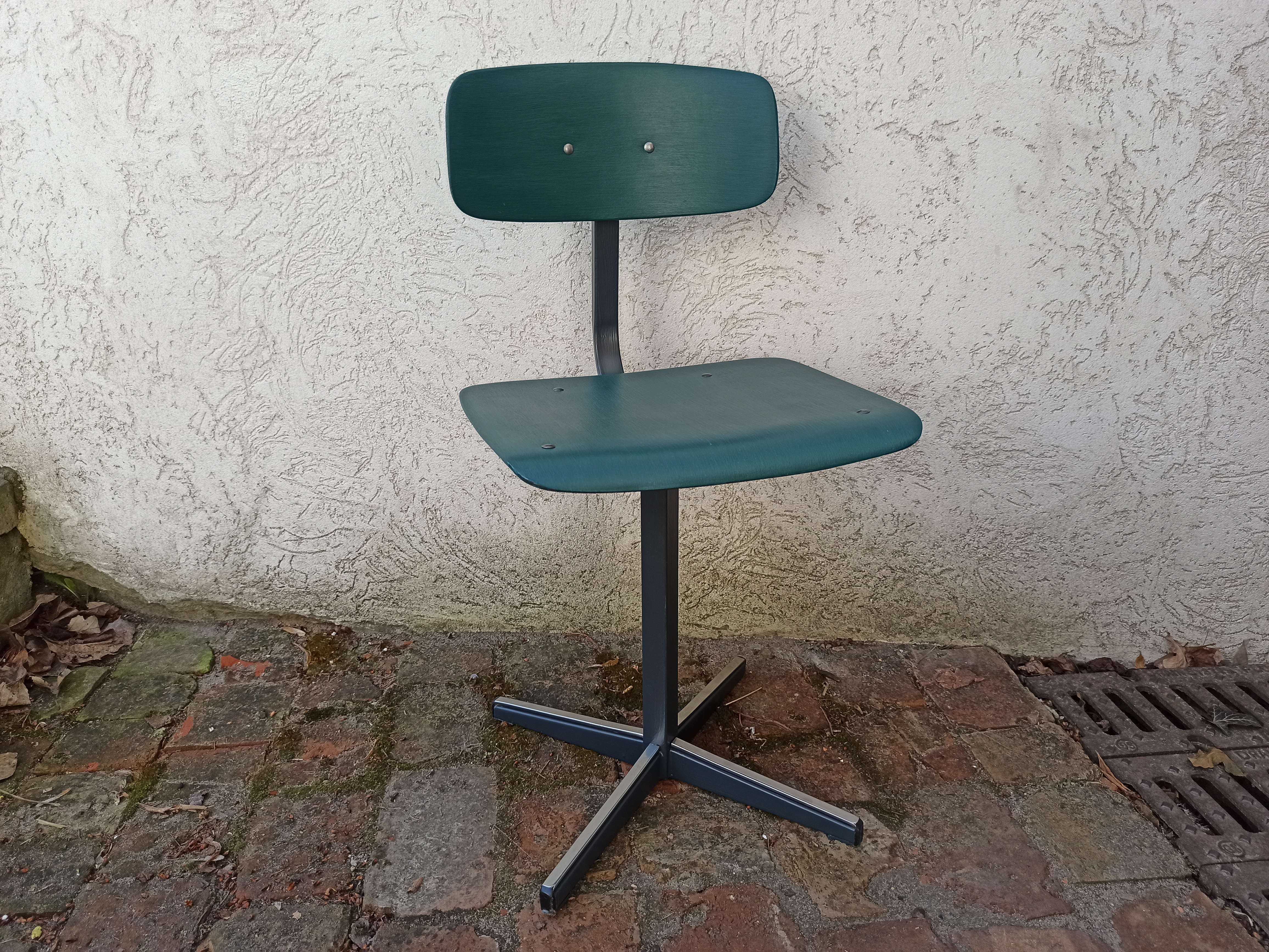 Zielono szmaragdowe krzesełko. Fotel do biurka lub stolika dla nastolatka. Upcykling. Stelaż szary.