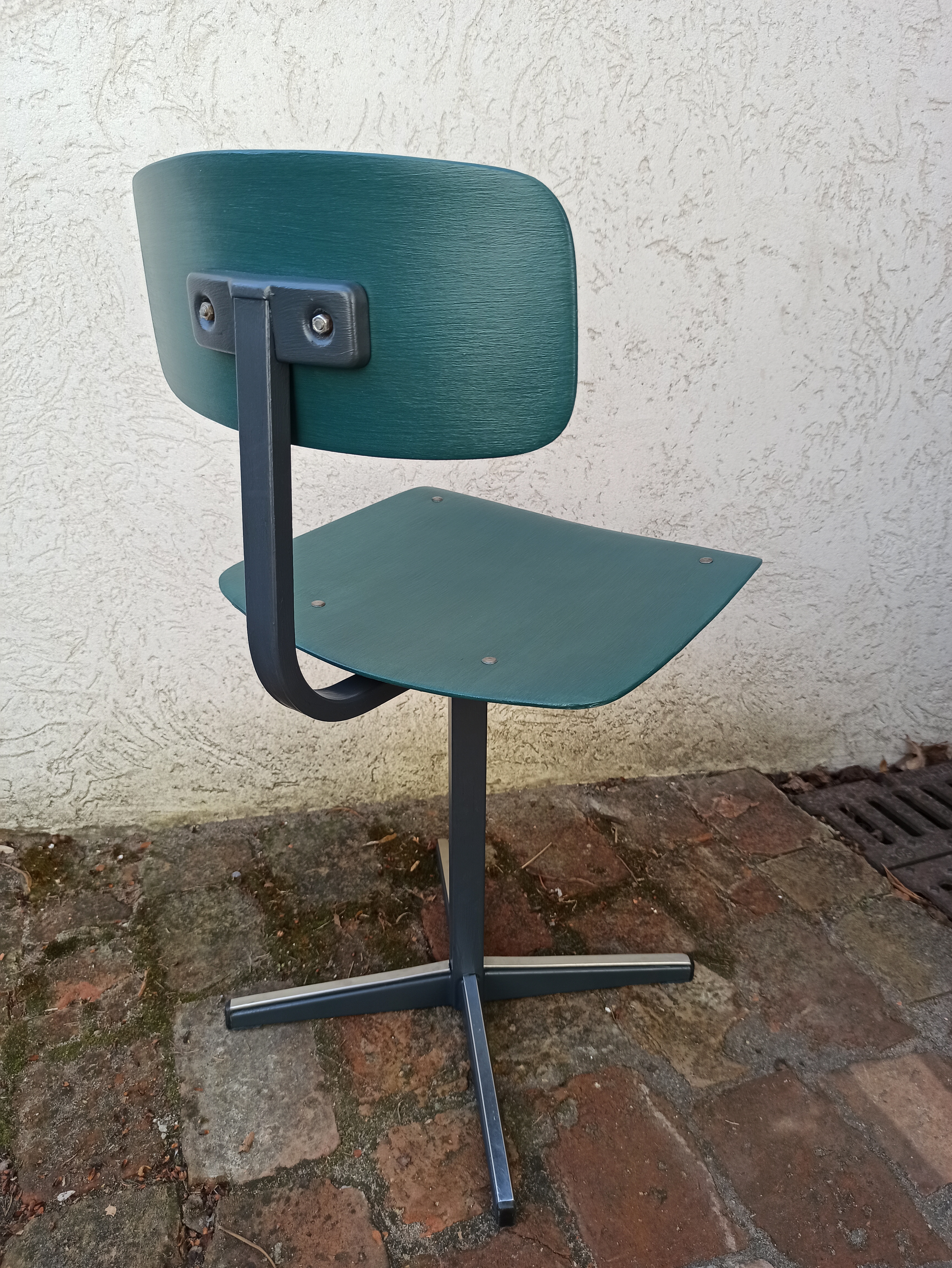 Odnowione krzesełko do biurka dla dziecka. Nastolatka. Kolor zielony w odcieniu szmaragdowym. Stelaż w kolorze ciemnej szarości.
