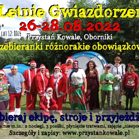Plakat zapraszający na Letnie Gwiazdorzenie 2022. Zdjęcie przedstawia uczestników poprzedniej edycji w przebraniach.