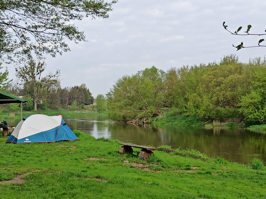 Można rozbić namiot na samym brzegu rzeki Warty. Namiot z widokiem na rzekę. Pole namiotowe Przystań Kowale. Oborniki
