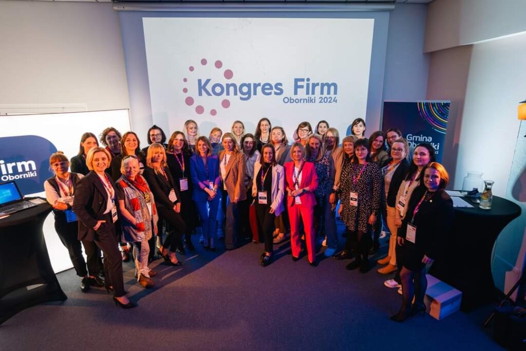 II kongres firm Oborniki 2024, zdjęcie zrobione z wysokiego kadru, widać ok. 30 kobiet w miłej atmosferze. to konferencja